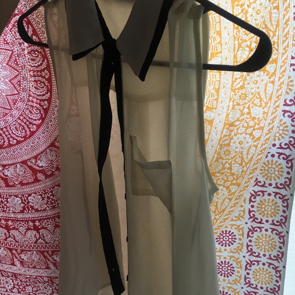 woman’s blouse - Picture 5 of 5